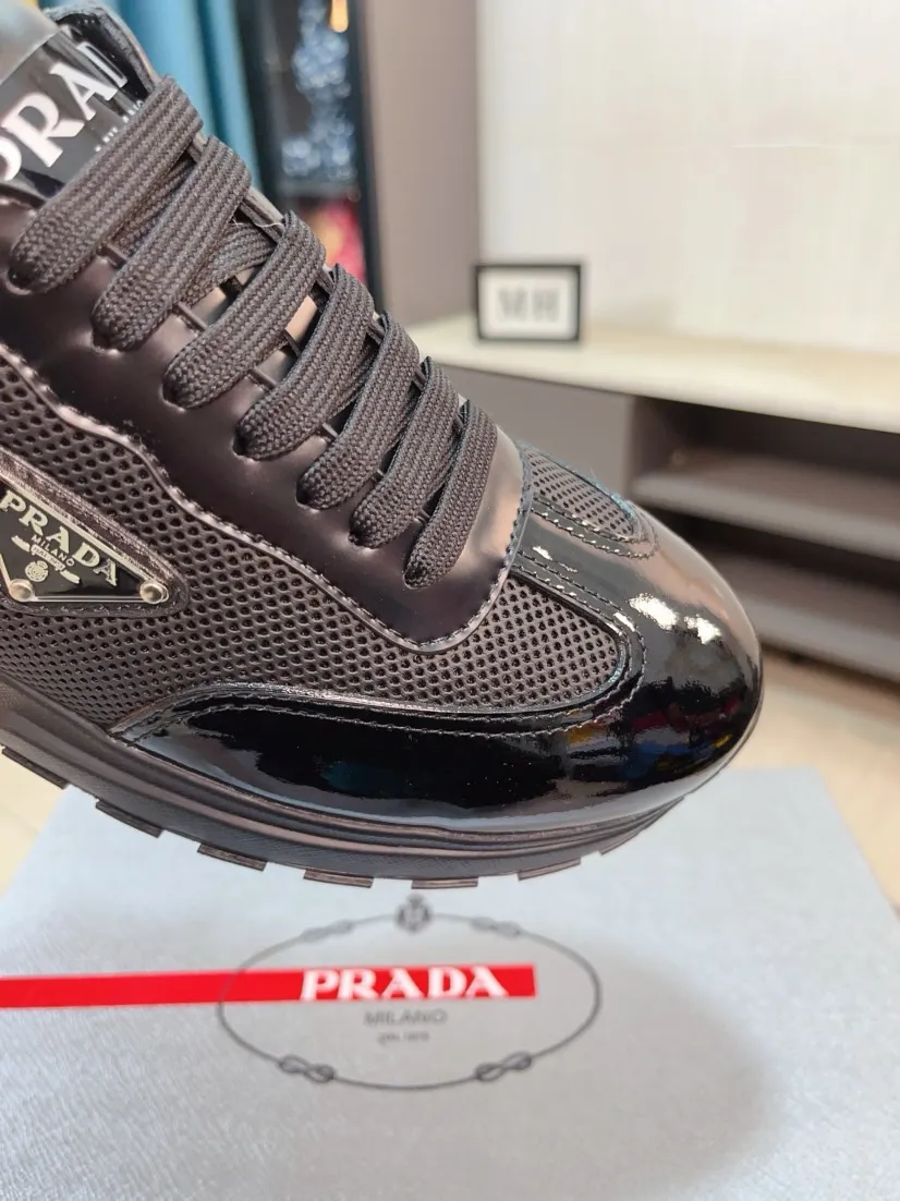 Men's shoes 💰600🌹🌹High-quality new Prada counters are launched simultaneously. The new men's shoes and 😘fabrics are selected from imported mesh and glue-spraying technology. Imported cowhide lining. 👍🏿High-end☄️Open-molded non-slip rubber outsole, exquisite lines, simple and elegant, comfortable and high-end for leisure travel. Code number: 38 to 44